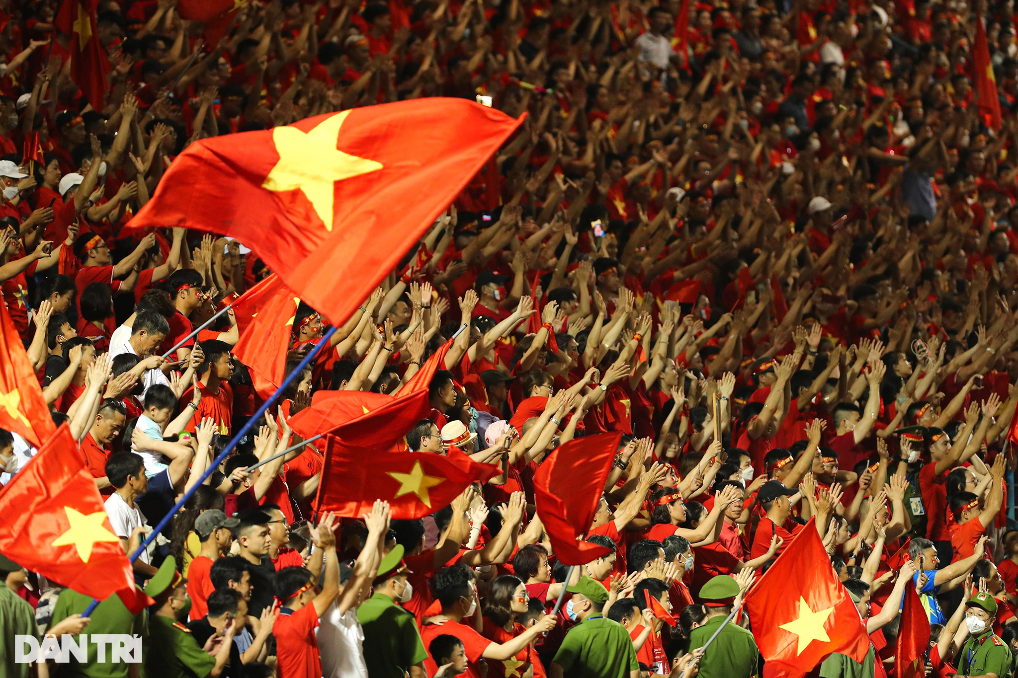 Khoảnh khắc ăn mừng bùng nổ của tuyển nữ Việt Nam sau khi vô địch SEA Games - 11 Khoảnh khắc ăn mừng bùng nổ của tuyển nữ Việt Nam sau khi vô địch SEA Games - 11