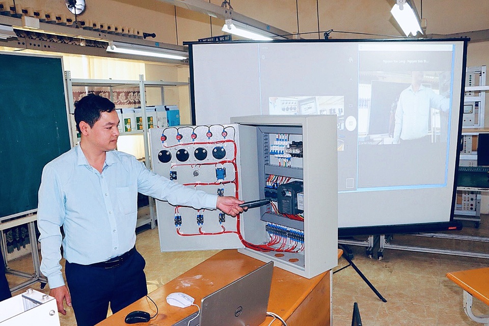 Giờ học online của trường nghề: Camera đặt nhiều góc - 10 Giờ học online của trường nghề: Camera đặt nhiều góc - 10