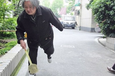 Cụ bà 80 tuổi giết 1.000 con ruồi mỗi ngày