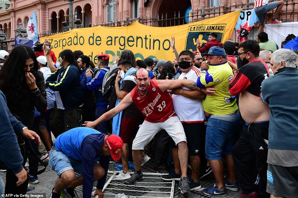 Cảnh hỗn loạn trong lễ viếng Diego Maradona - 6 Cảnh hỗn loạn trong lễ viếng Diego Maradona - 6