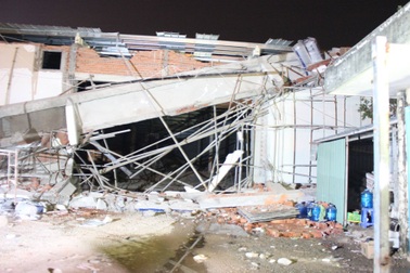 Sập công trình siêu thị, 4 công nhân bị thương