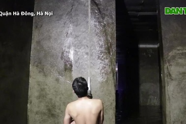 Cảnh công nhân cọ rửa bể nước ngầm hơn 1.000 m3 ở Hà Nội