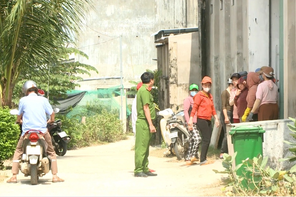 Người dân vây xưởng sơ chế mực bốc mùi hôi thối, chính quyền than khó xử lý - 2 Người dân vây xưởng sơ chế mực bốc mùi hôi thối, chính quyền than khó xử lý - 2