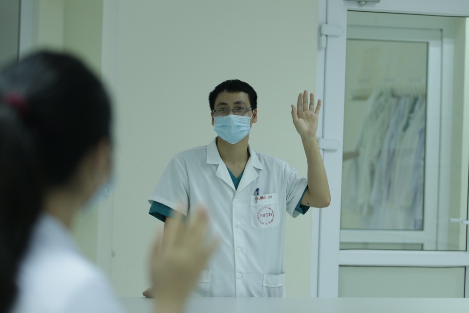 Đôi vợ chồng trẻ trở thành đồng đội trên tuyến đầu chống dịch - 4 Đôi vợ chồng trẻ trở thành đồng đội trên tuyến đầu chống dịch - 4