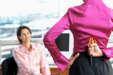 Đối phó với đồng nghiệp thích “chơi xấu”