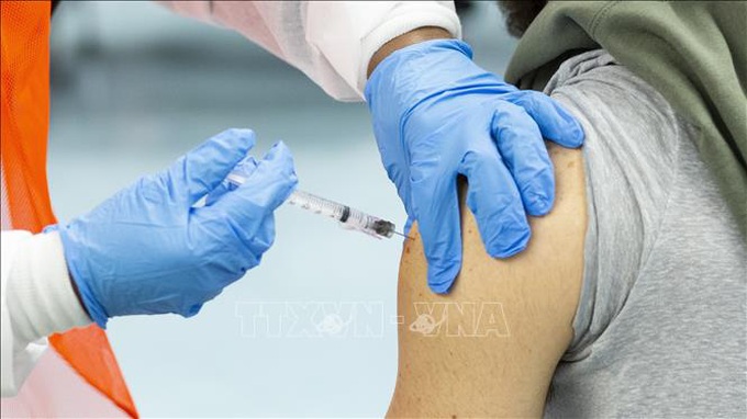 Pháp tăng tốc tiêm chủng vaccine, Jordan cách chức 10 quan chức vi phạm phòng dịch COVID-19 - Ảnh 1.