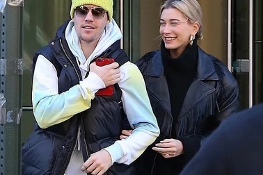 Vợ chồng Justin Bieber và Hailey Baldwin hạnh phúc nắm tay nhau dạo phố