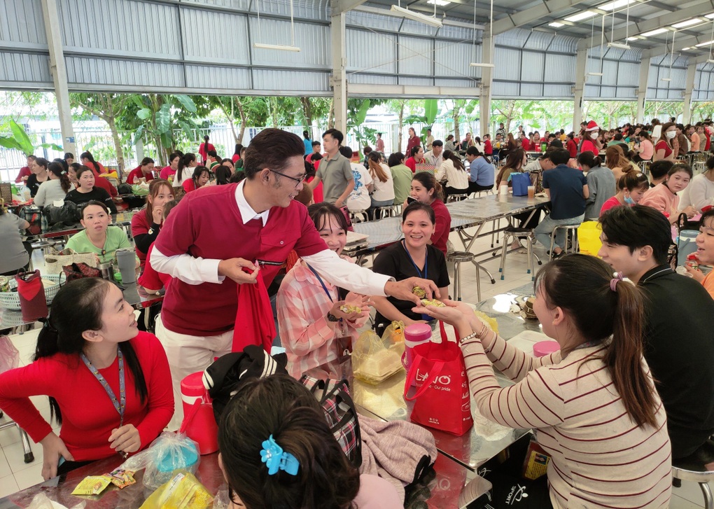 Lương thưởng tốt, nhiều lao động chuyển hướng về miền Tây - 2 Lương thưởng tốt, nhiều lao động chuyển hướng về miền Tây - 2