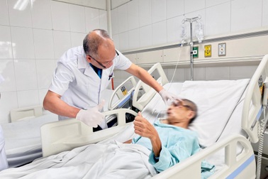 Cứu gương mặt người đàn ông sau tai nạn bước hụt xuống hố thang máy