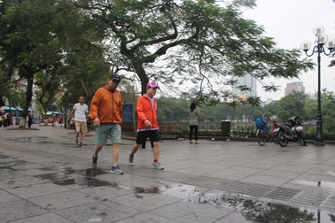 Người Hà Nội nhẹ nhàng đón "rét nàng Bân"