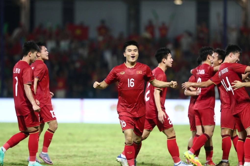 Điều ít biết về cầu thủ Việt Nam cao 1,68m xé lưới Thái Lan - 1 Điều ít biết về cầu thủ Việt Nam cao 1,68m xé lưới Thái Lan - 1