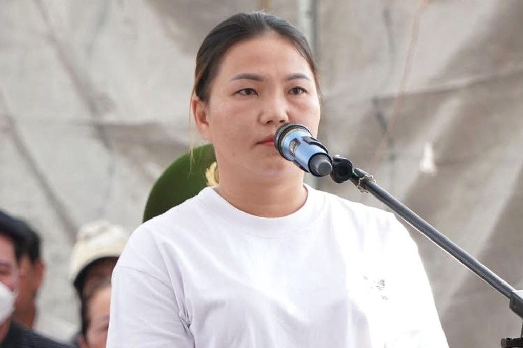 Dùng mũ bảo hiểm đánh công an, người phụ nữ lĩnh 1 năm tù Dùng mũ bảo hiểm đánh công an, người phụ nữ lĩnh 1 năm tù