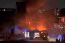 Kho chứa dây giày bốc cháy ngùn ngụt trong đêm