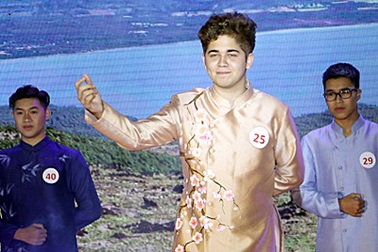 Thí sinh ngoại quốc "gây sốt" tại cuộc thi THPT Việt Đức