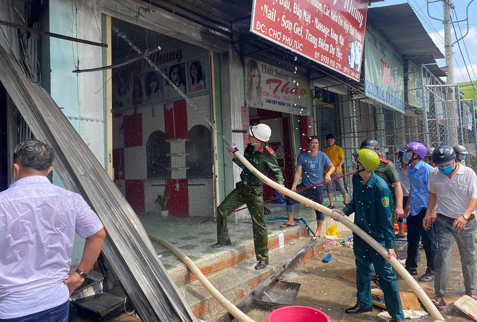 Bà hỏa thiêu rụi nhiều ki ốt tại chợ huyện ngày mùng 1 Tết - 1 Bà hỏa thiêu rụi nhiều ki ốt tại chợ huyện ngày mùng 1 Tết - 1