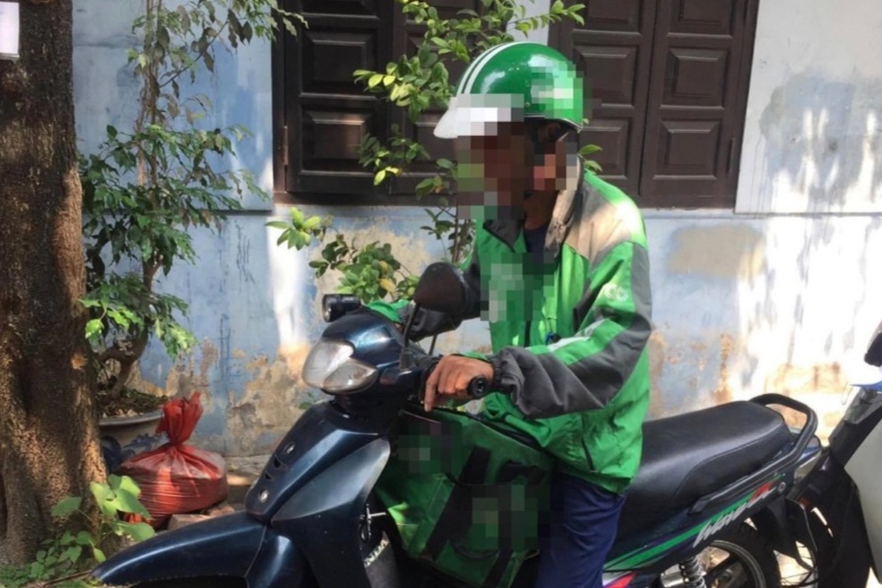 Cảm động câu chuyện bố ngày chạy grab, tối làm bảo vệ nuôi con ăn học - 1 Cảm động câu chuyện bố ngày chạy grab, tối làm bảo vệ nuôi con ăn học - 1