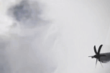 Cảnh thợ săn bão bay thẳng vào tâm bão có sức gió 280km/h mạnh nhất năm nay