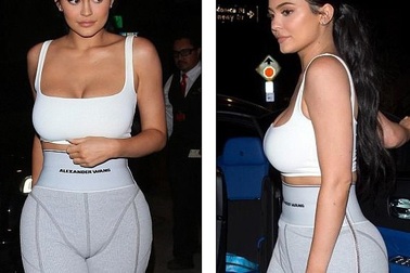 Kylie Jenner khoe đường cong nóng bỏng