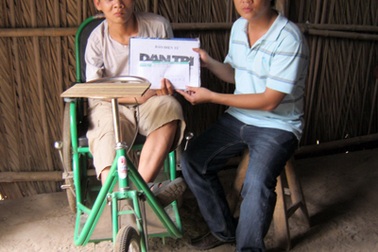 Cậu học trò nghèo hiếu thảo nhận quà bạn đọc