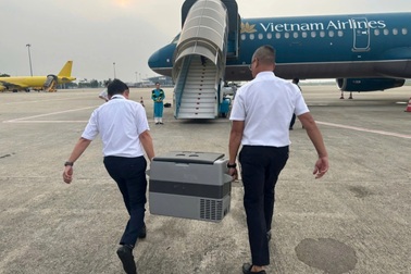 Máy bay lùi giờ để hộ tống trái tim mang sứ mệnh thắp lên cuộc đời mới