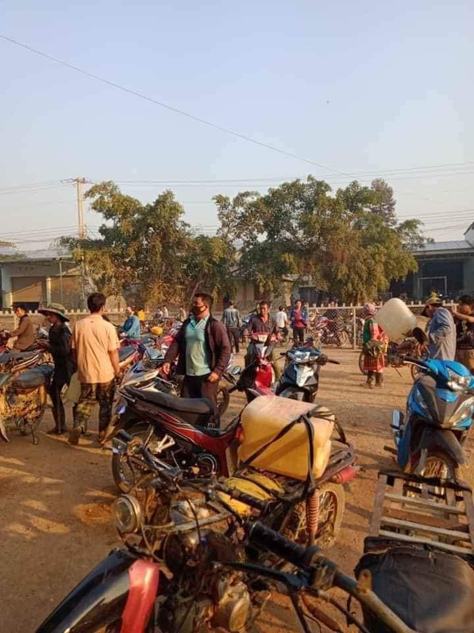 Đổ xô đi mua xăng tích trữ vì nghe đồn giảm giá mấy ngày rồi đóng cửa - 4 Đổ xô đi mua xăng tích trữ vì nghe đồn giảm giá mấy ngày rồi đóng cửa - 4