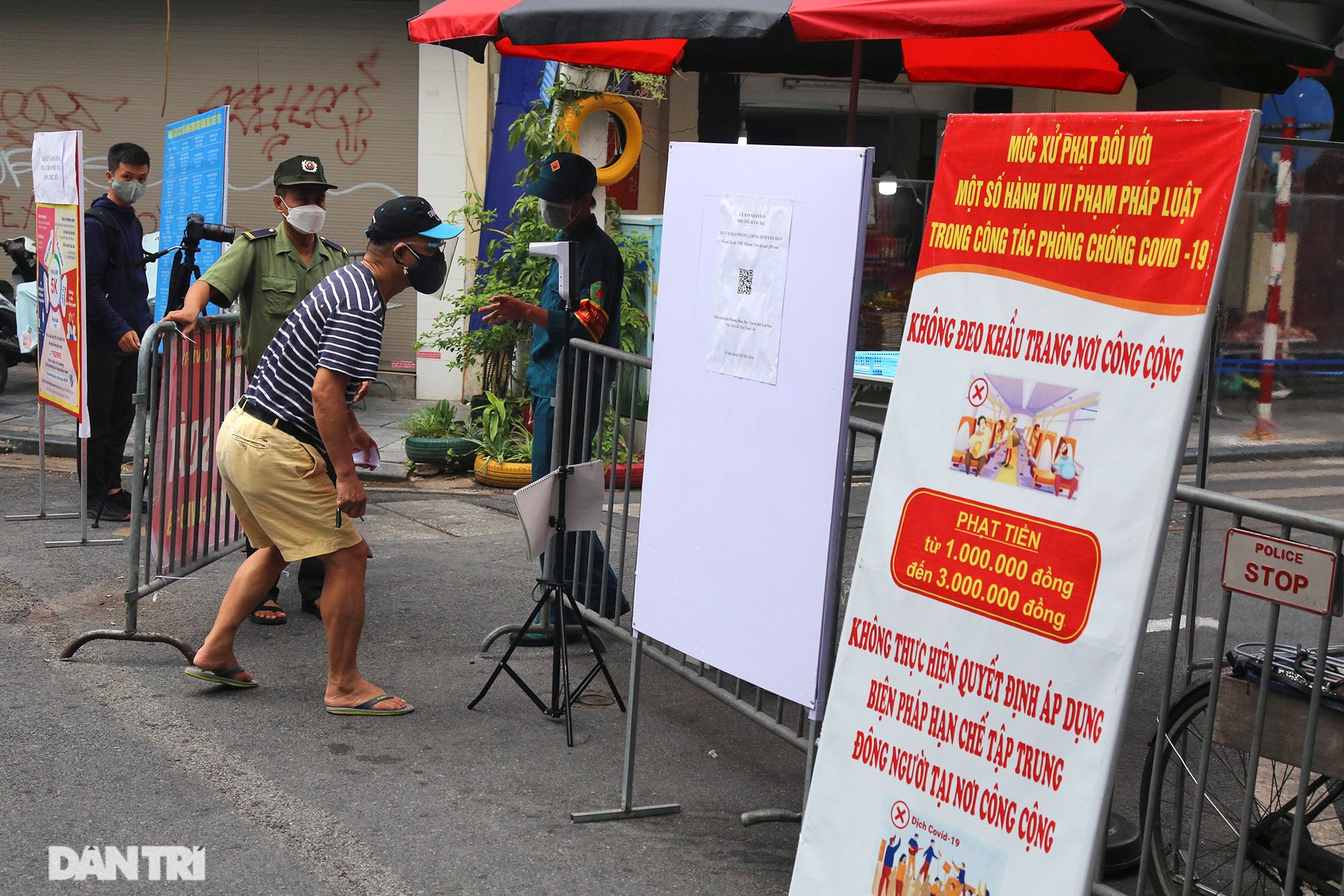 Mới lạ cảnh mua bán bằng ám hiệu ngón tay ở chợ nhà giàu phố cổ Hà Nội - 3 Mới lạ cảnh mua bán bằng ám hiệu ngón tay ở chợ nhà giàu phố cổ Hà Nội - 3