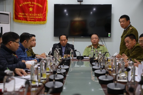 Khó xử lý hình sự đối với cửa hàng “chặt chém”, găm hàng khẩu trang