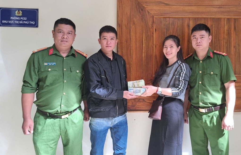 Chuyển nhầm 450 triệu đồng, người phụ nữ vội cầu cứu công an - 1