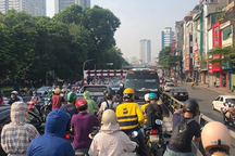 Phạt 1 triệu đồng, tước bằng lái tài xế đi ngược chiều trên cầu vượt Thái Hà