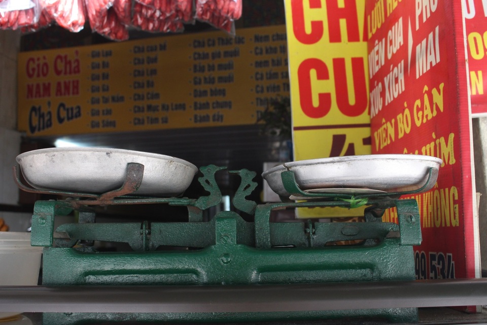 Báu vật giúp hàng giò chả nức tiếng phố cổ Hà Nội đông khách suốt 40 năm - 2