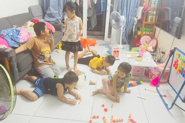 Trường mầm non trả trẻ, phụ huynh "khủng hoảng" vừa làm vừa giữ con