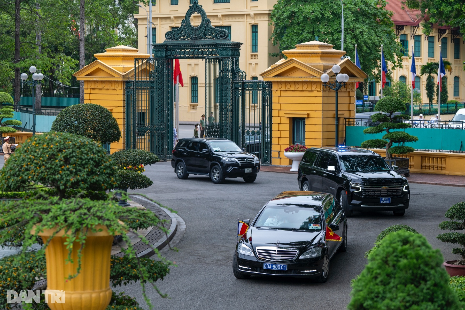 Toàn cảnh lễ đón Tổng thống Pháp thăm cấp Nhà nước tới Việt Nam - 2 Toàn cảnh lễ đón Tổng thống Pháp thăm cấp Nhà nước tới Việt Nam - 2