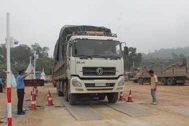 "Tóm" xe vượt tải trọng 3 lần trong ngày đầu ra quân triệt xe quá tải
