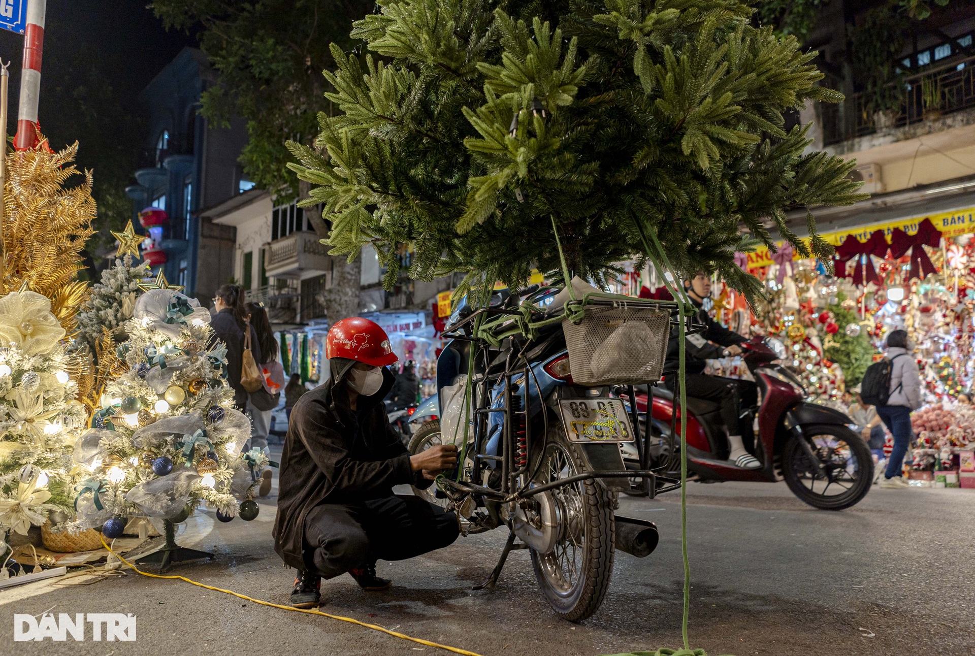 Không khí sôi động đón Noel sớm trên đường phố Hà Nội - 3 Không khí sôi động đón Noel sớm trên đường phố Hà Nội - 3