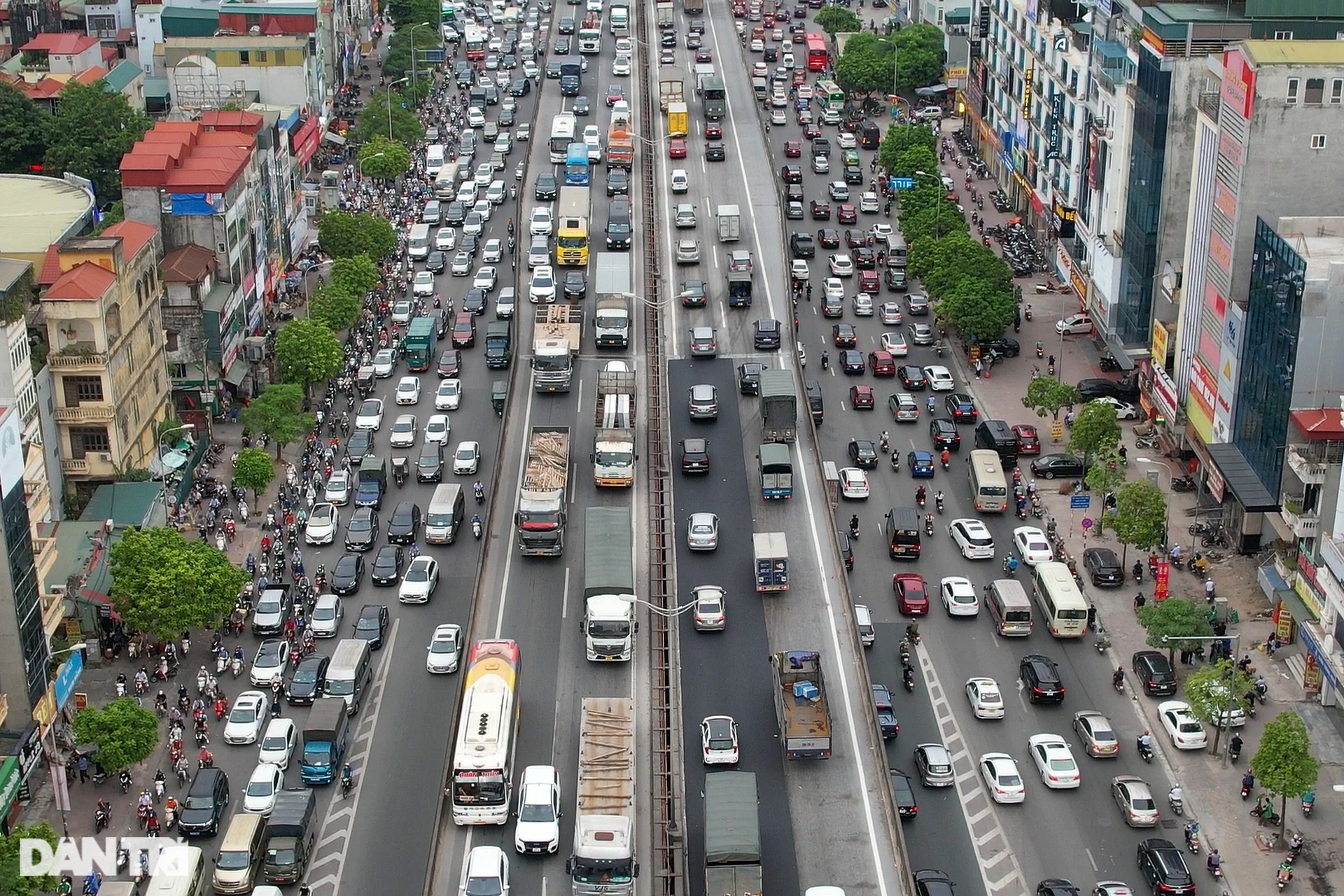 Sân bay Nội Bài chật kín khách, nhiều tuyến đường Hà Nội ùn tắc chiều 31/8 - 2 Sân bay Nội Bài chật kín khách, nhiều tuyến đường Hà Nội ùn tắc chiều 31/8 - 2