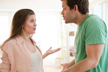 Chồng phẫn nộ vì chạm mặt tình cũ của vợ ở nhà ngoại