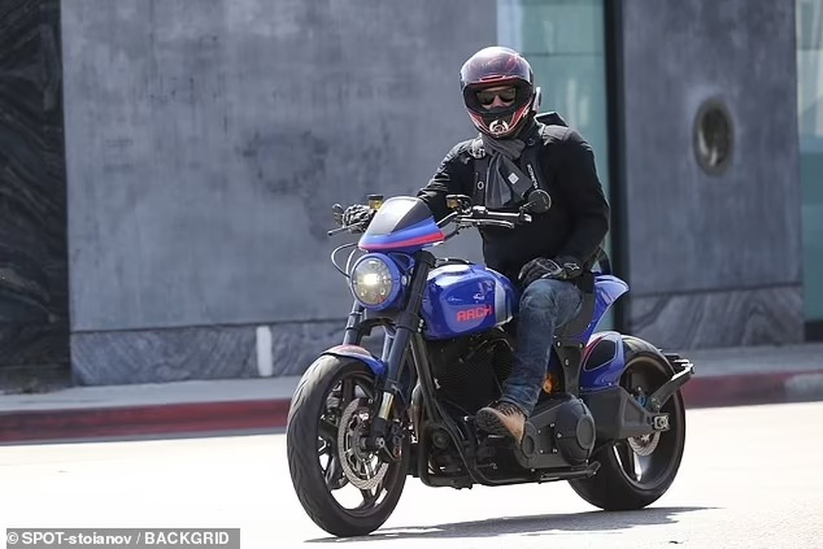 Keanu Reeves goes ring shopping, sparking speculation that he is about to propose to his girlfriend - 3