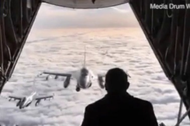 Thủ tướng Đan Mạch đứng chào máy bay chiến đấu ở độ cao 4.800 m