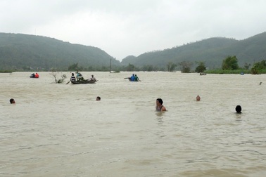 Băng qua đường ngập, một phụ nữ bị lũ cuốn mất tích