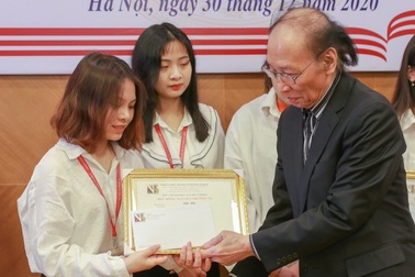 Trao 10 suất học bổng trị giá 2.500 USD tới sinh viên nghèo vượt khó