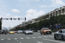 Băng qua đường không quan sát, người đi xe máy suýt gây tai nạn với siêu xe