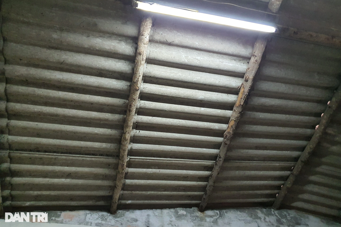 Ông qua đời, mẹ bỏ đi biệt tích, 2 đứa trẻ mồ côi bố chông chênh tới trường - 2 Ông qua đời, mẹ bỏ đi biệt tích, 2 đứa trẻ mồ côi bố chông chênh tới trường - 2