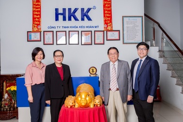 Kỉ niệm 30 năm thành lập, công ty HKK tặng bằng khen cho lãnh đạo chủ chốt