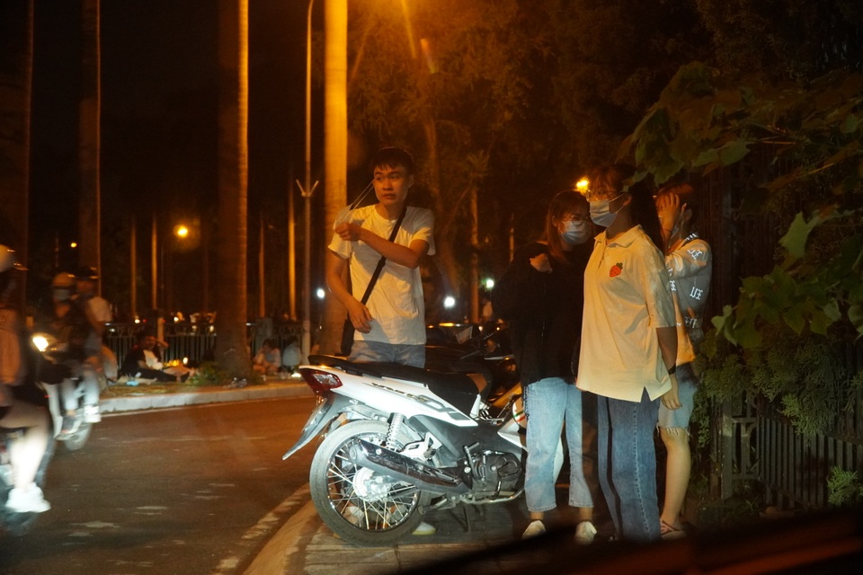 Bí ẩn cuộc điện thoại “tiên tri” giúp quán nước vỉa hè hồ Tây “sống khỏe” - 9 Bí ẩn cuộc điện thoại “tiên tri” giúp quán nước vỉa hè hồ Tây “sống khỏe” - 9