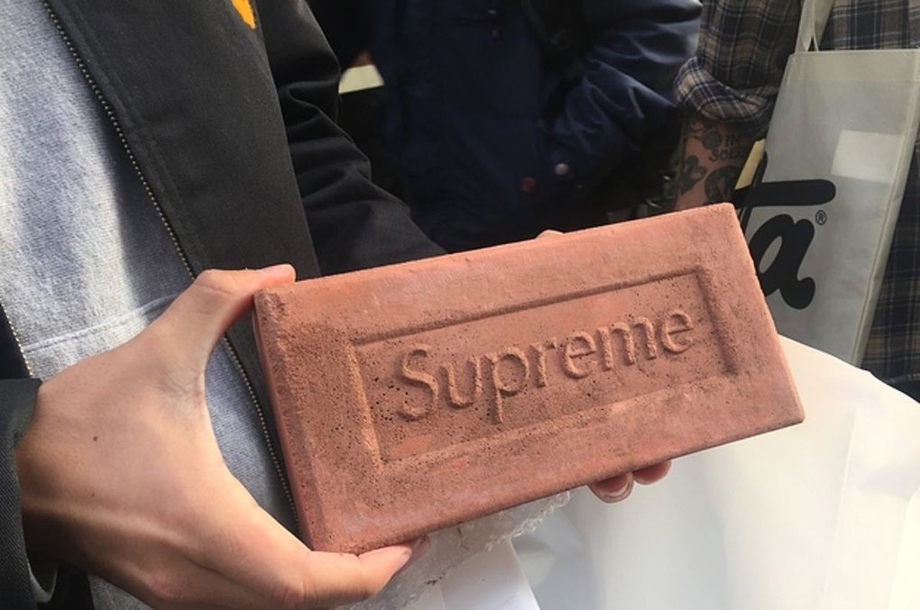 Vì sao cục gạch vô dụng giá 30 USD của Supreme cháy hàng trong vài phút? - 3 Vì sao cục gạch vô dụng giá 30 USD của Supreme cháy hàng trong vài phút? - 3