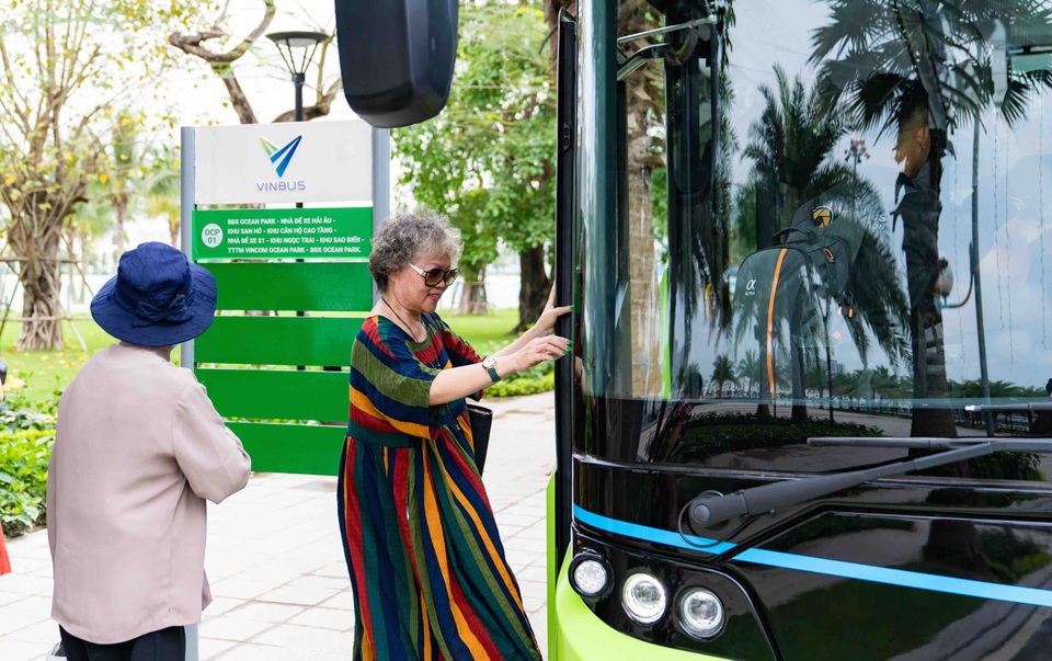 Háo hức khám phá xe buýt điện đầu tiên tại Việt Nam với những trải nghiệm cực chất - 1 Háo hức khám phá xe buýt điện đầu tiên tại Việt Nam với những trải nghiệm cực chất - 1