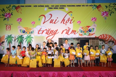 Hàng ngàn suất quà đến trẻ em nghèo khó khăn vui Trung thu