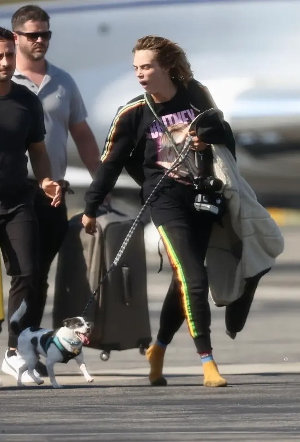 Siêu mẫu quốc tế Cara Delevingne gây lo lắng vì đi chân đất và hành xử lạ - 3 Siêu mẫu quốc tế Cara Delevingne gây lo lắng vì đi chân đất và hành xử lạ - 3