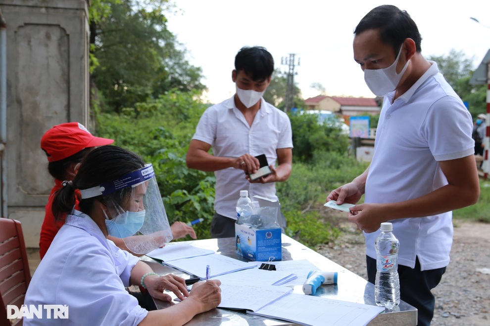 Ngỡ đã được thả, người dân bất ngờ khi vẫn phải test Covid-19 - 3 Ngỡ đã được thả, người dân bất ngờ khi vẫn phải test Covid-19 - 3