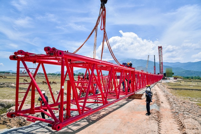Cận cảnh những thiết bị khổng lồ thi công điện gió ở Việt Nam - 7 Cận cảnh những thiết bị khổng lồ thi công điện gió ở Việt Nam - 7